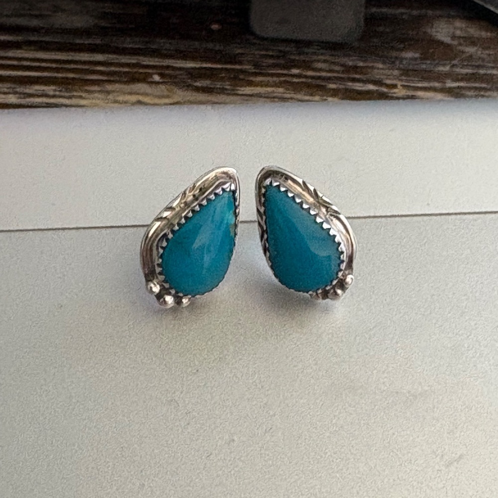 Exquisite Teardrop Kingman Turquoise Sterling Silver Stud Earrings - Picture 8 of 10